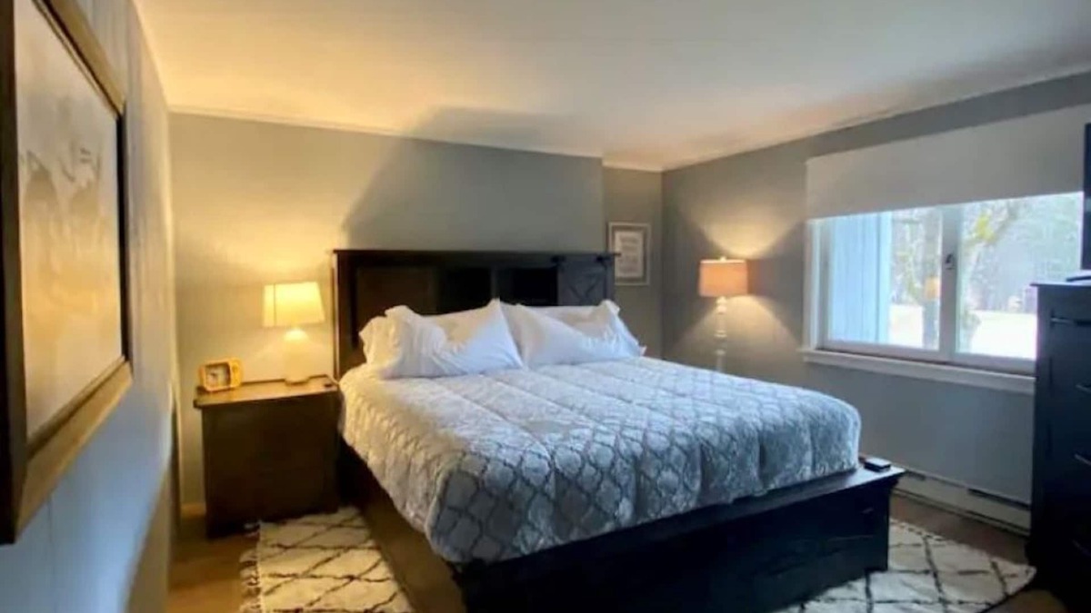 North Conway Condo | Walk to Cranmore and North Conway Village! Condo w/AC, W/D, Pool