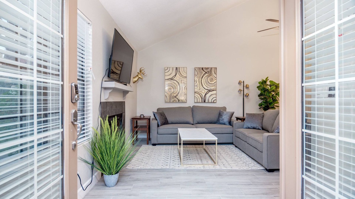 Mesa Grande House | Walk to Cubs stadium ! Centrally Located Cozy Modern Condo