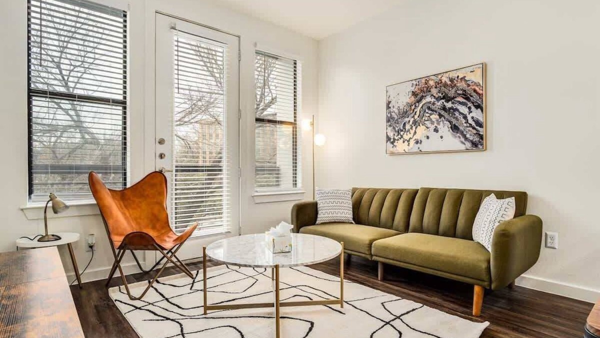 Bouldin Apartment | Walk to Downtown! 1BR SoCo | Pool, Parking, Gym 07