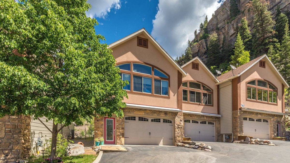 Ouray House | Walk to Downtown - Across from Ouray Hot Springs - Townhome with Balcony