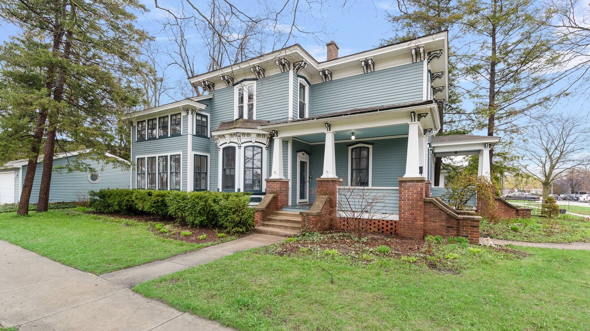 Lake Geneva House | Walk to downtown/beach Huge historic house perfect for large groups or families