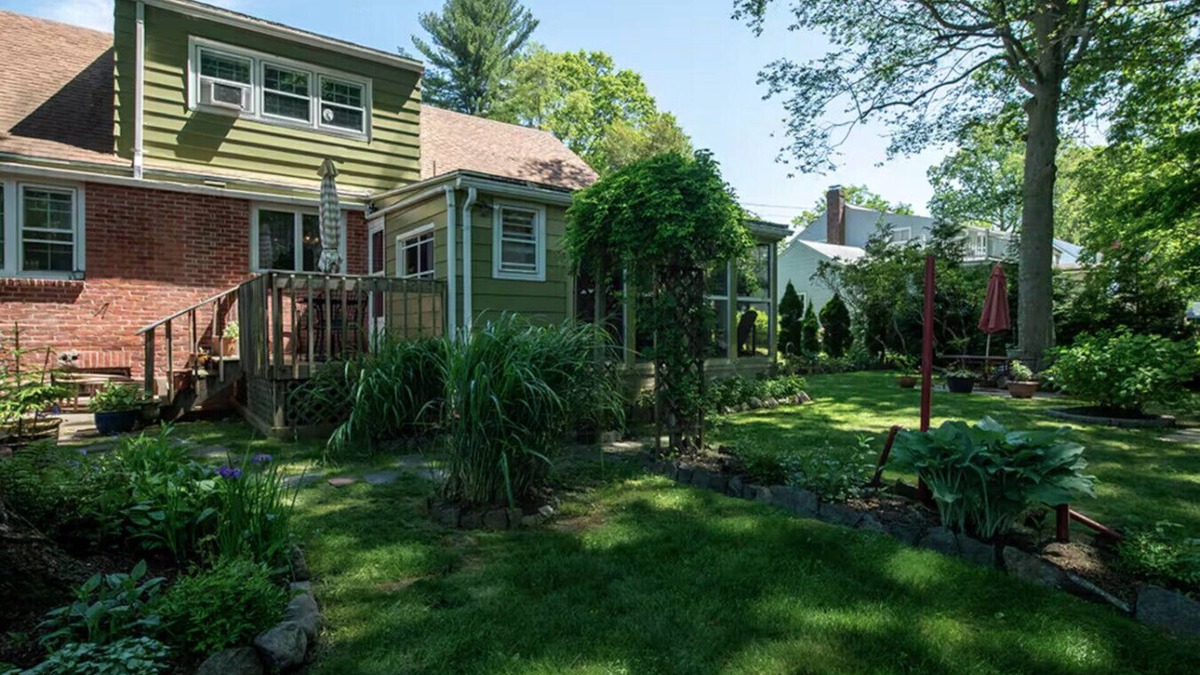 West New Haven Apartment | Walk to Downtown Fire Pit Huge Backyard, Free Parking