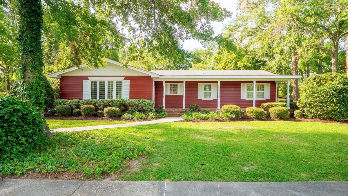 Hahira House | Walk to Downtown Hahira: Shops, Restaurants & Bars from Cozy 3-Bedroom Home