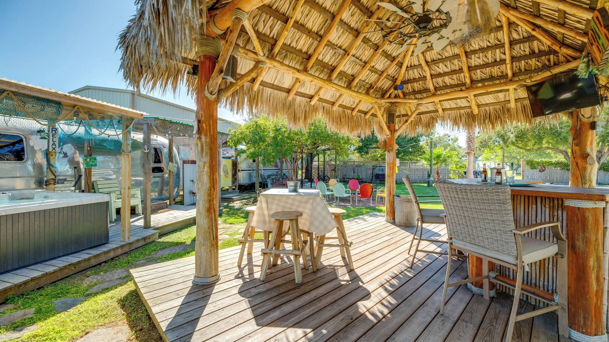 Fulton House | Walk to Dtwn & Pier: Fulton Airstream Retreat!