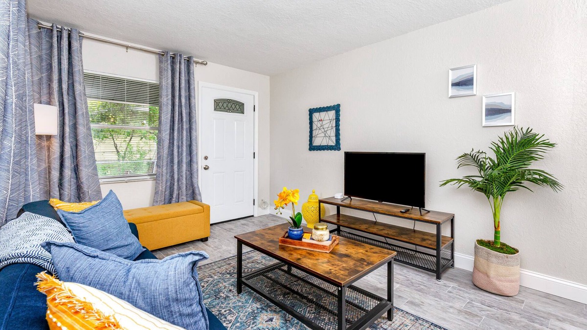 New Port Richey House | Walk to dwnt/7min to beach/king bed/Free parking