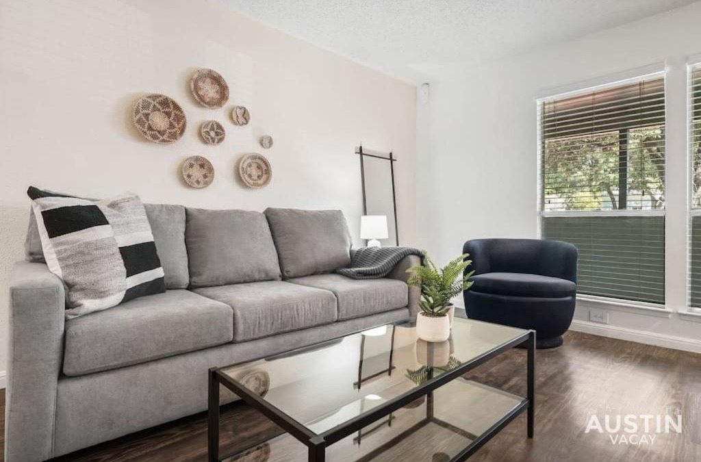 Hyde Park Apartment | Walk to Everything - Fun Hyde Park Space King Bed