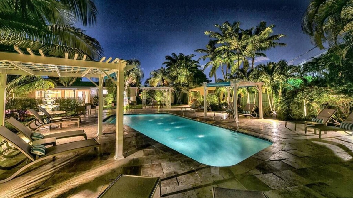 Wilton Manors Apartment | Walk to GAY Wilton Drive, Pool, Queen Bed, Kitchen, Living Room, Patio, WiFi, #3