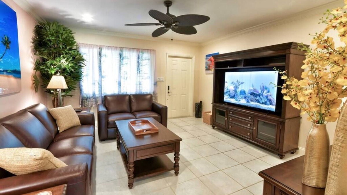 Wilton Manors Apartment | Walk to GAY Wilton Drive, Pool, 2 King Beds, Kitchen, Living Room, WiFi, #2124