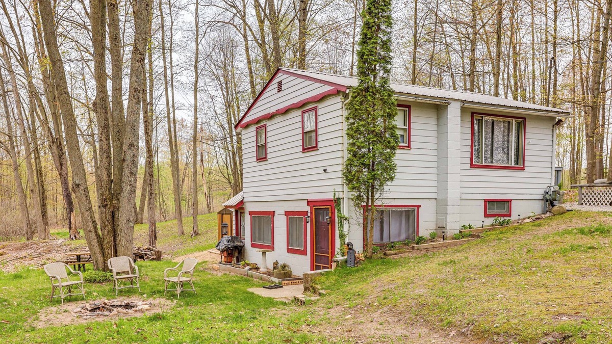 Lake Cabin | Walk to Gray Lake: Pet-Friendly Cottage