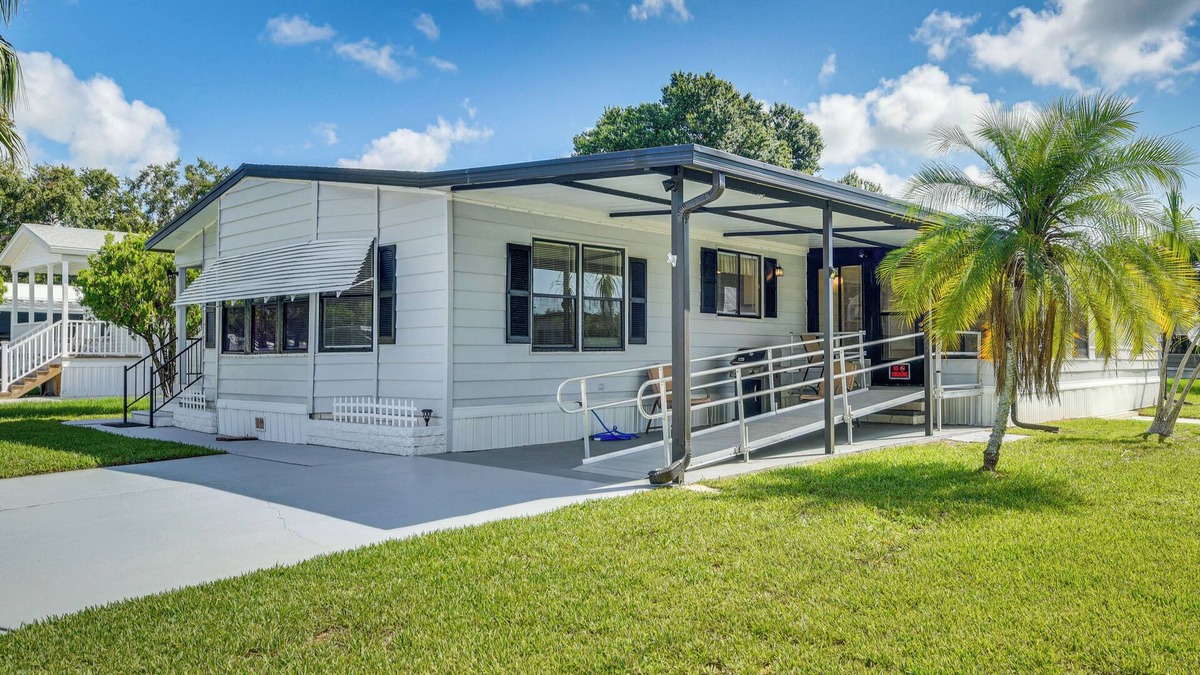 Edgewater House | Walk to Indian River From Pet-Friendly Home!