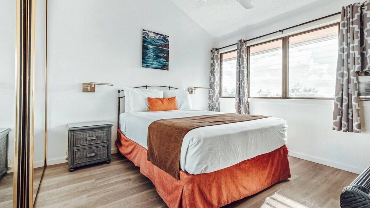 Nawiliwili Apartment | Walk to Kalapaki Beach – Ocean Fun | 2BR Unit with Kitchen | Free Parking