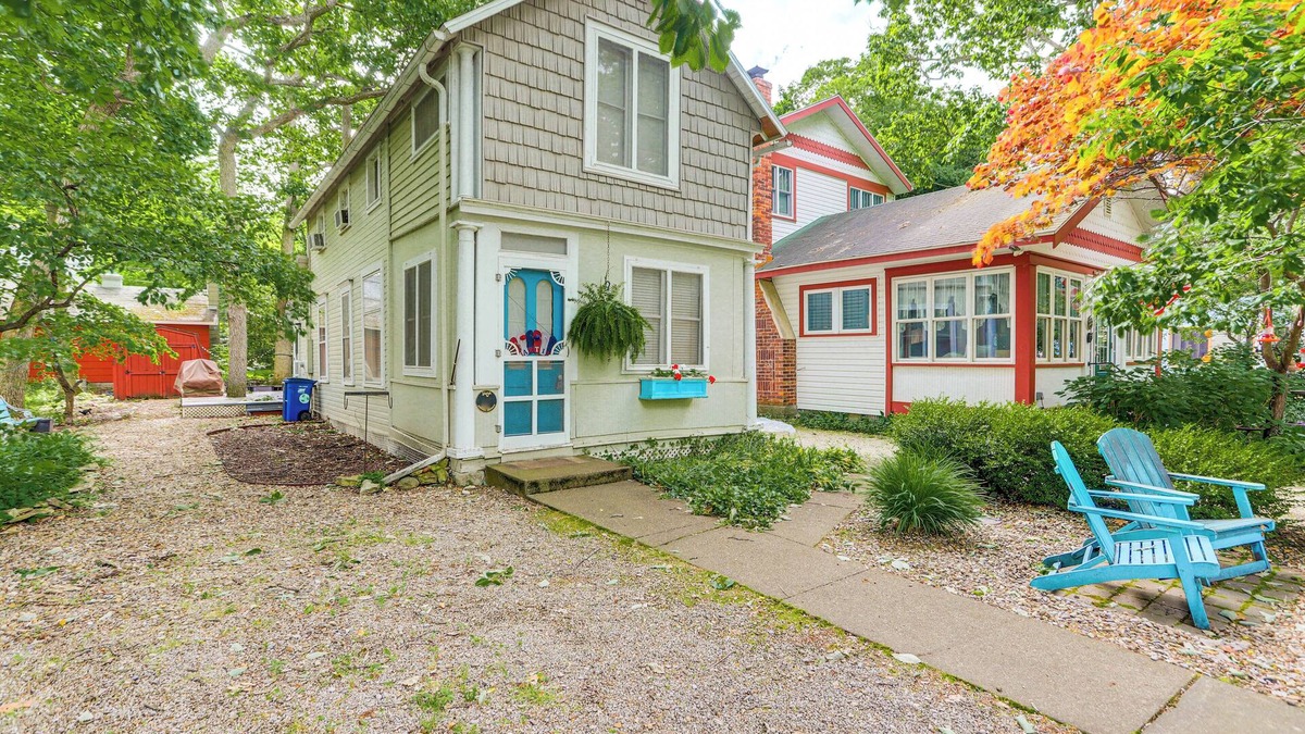 Lakeside Cottage | Walk to Lake: Historic Lakeside Marblehead Cottage
