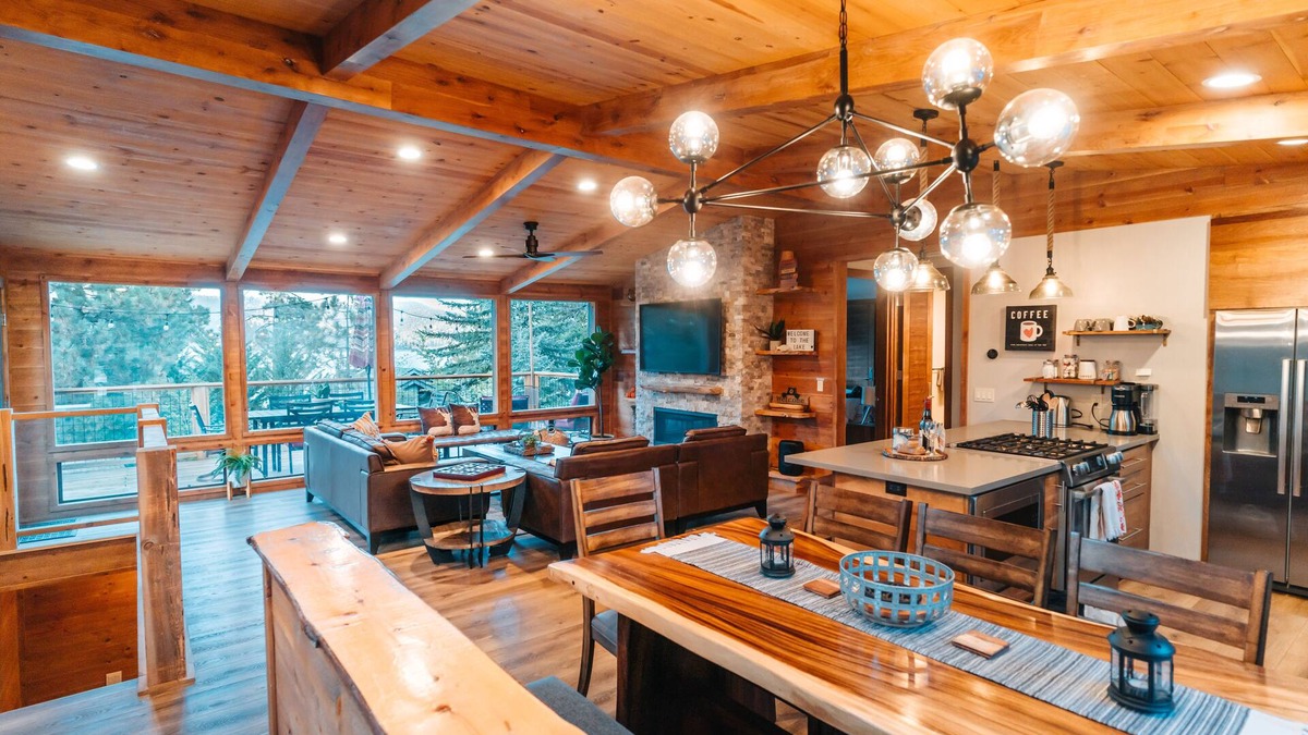 Boulder Bay House | Walk to Lake | Lake Views | Hot Tub | Pool Table