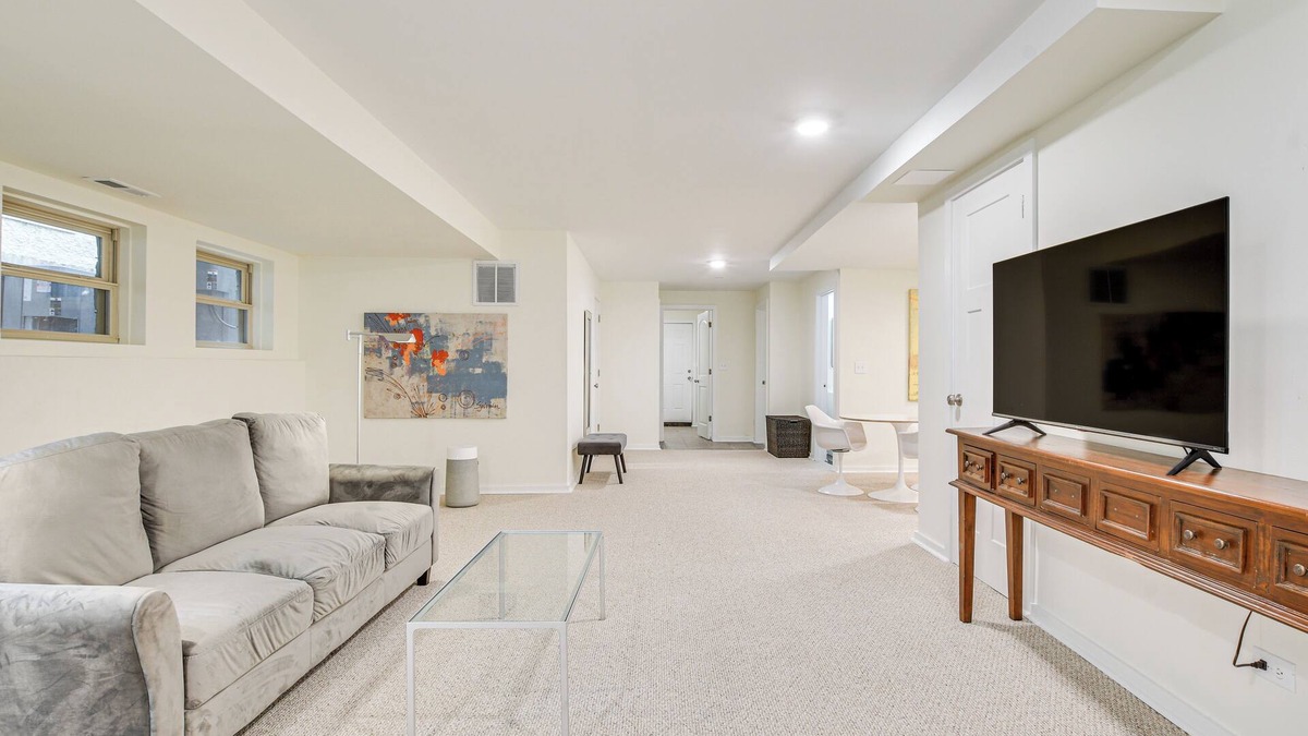 Bronzeville Apartment | Walk to Lake Michigan: Chicago Apt w/Deck