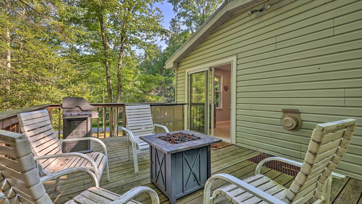 Greentown Cabin | Walk to Lake Wallenpaupack: Greentown Getaway