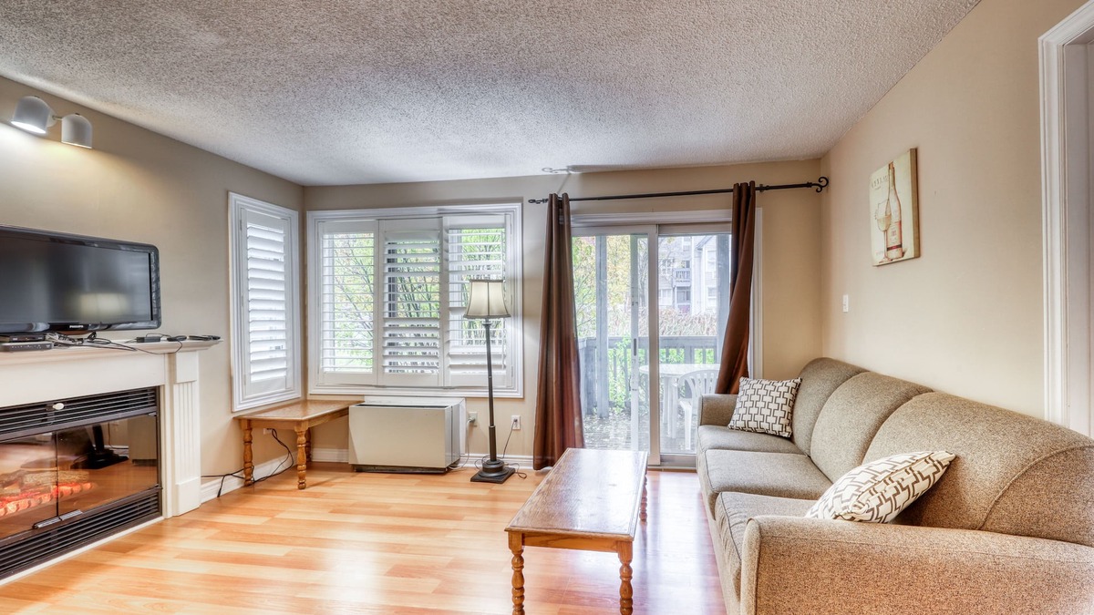 Craigleith Condo | Walk to lift/shuttle Cozy condo w/shared pool, tennis - dogs OK