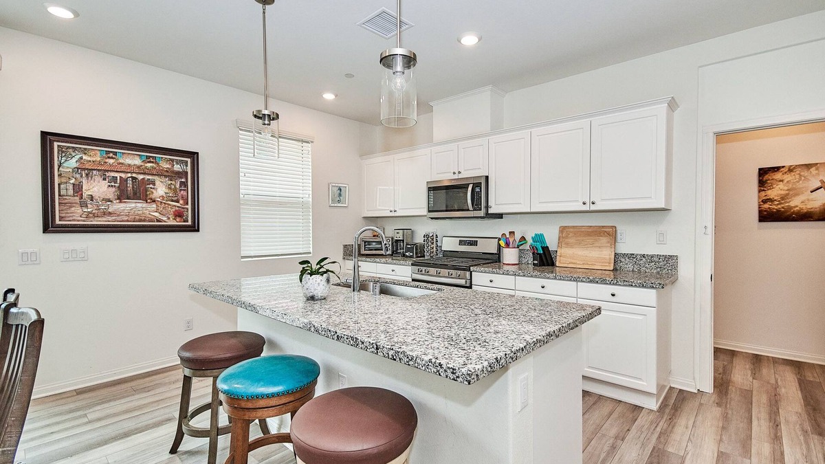Upland Condo | Walk to Mall~Close to FWY210~Border with LA County~2022 Built~HOA Amenities~讲中文·