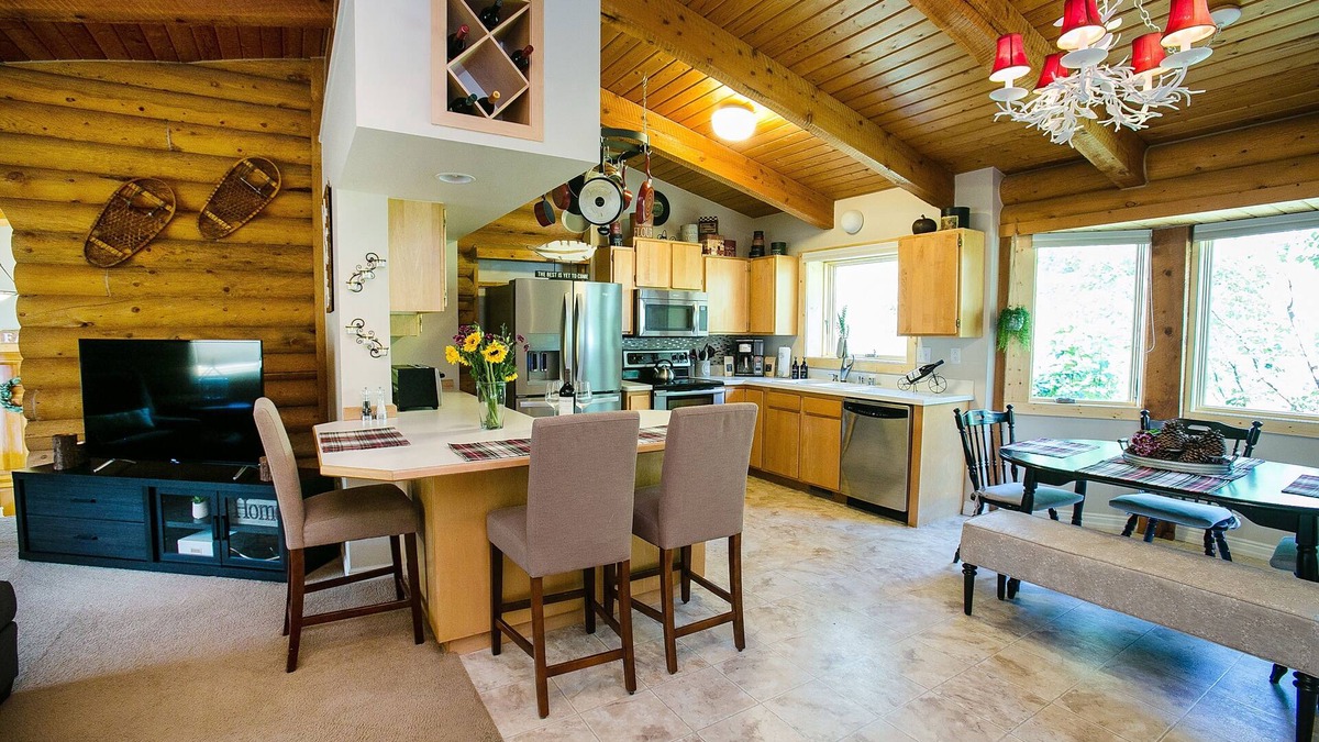 Nederland House | Walk to Ned, perfect for families, theater room, ping-pong, heated garage!