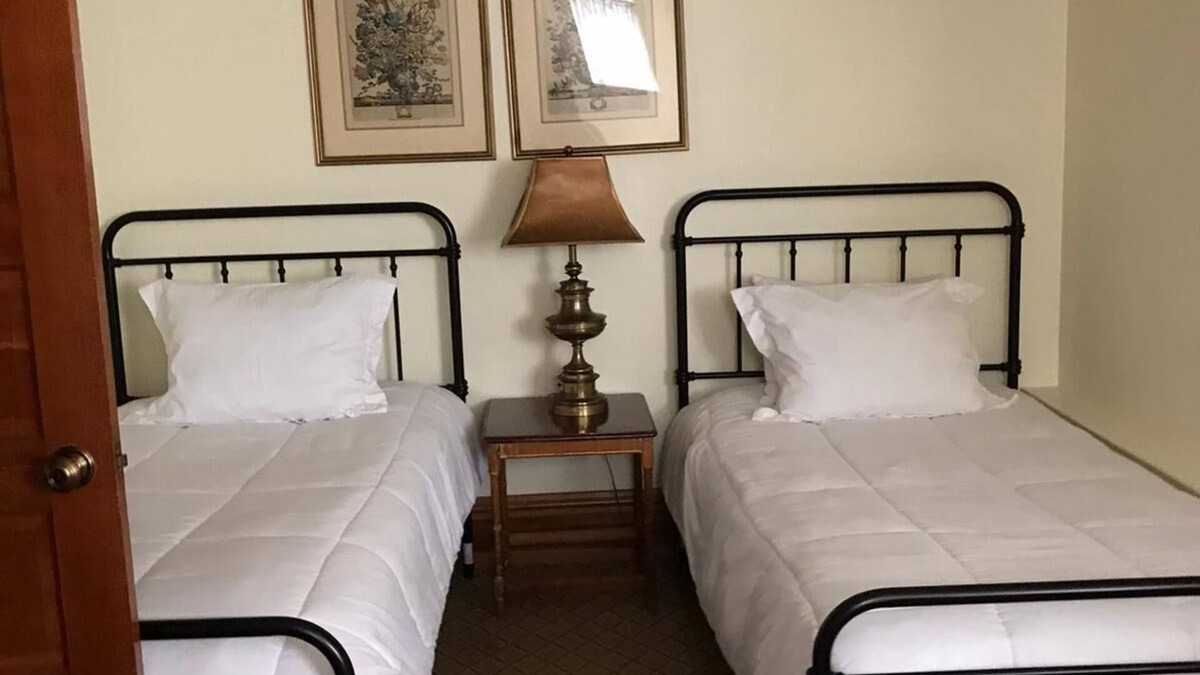 Pacific Grove Hotel | WALK TO OCEAN, KING WITH TWO TWINS