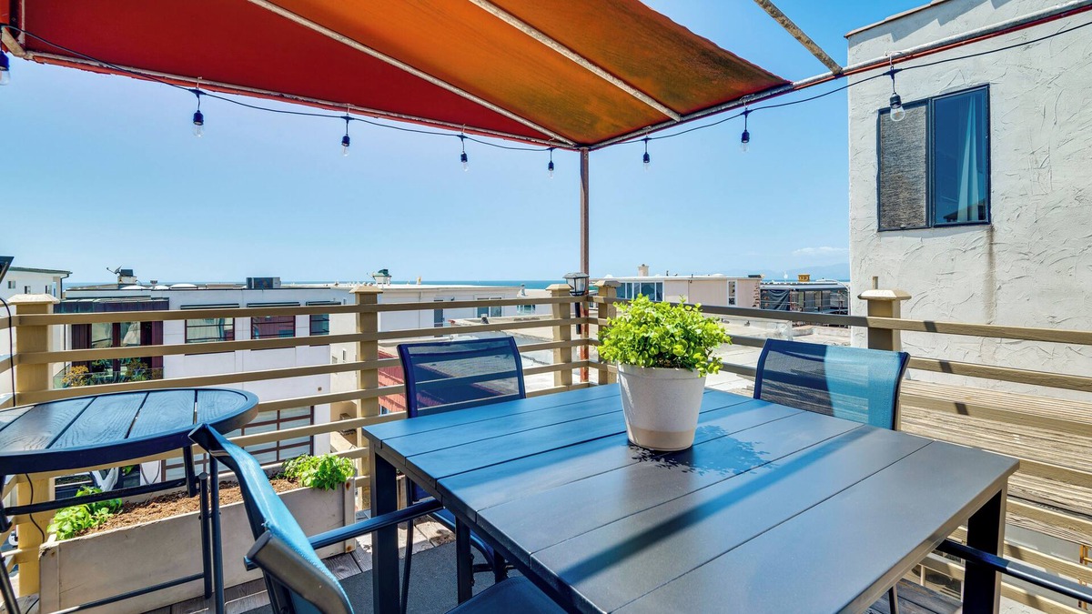 Sand Section House | Walk to Ocean: Manhattan Beach Home w/Deck