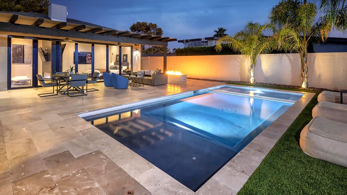 South Scottsdale House | Walk to Old Town ✴ 2 Masters ✴ Heated Pool & Spa