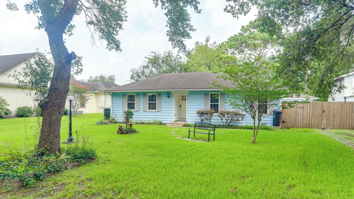 League City House | Walk to Parks & Main St: Renovated League City Gem