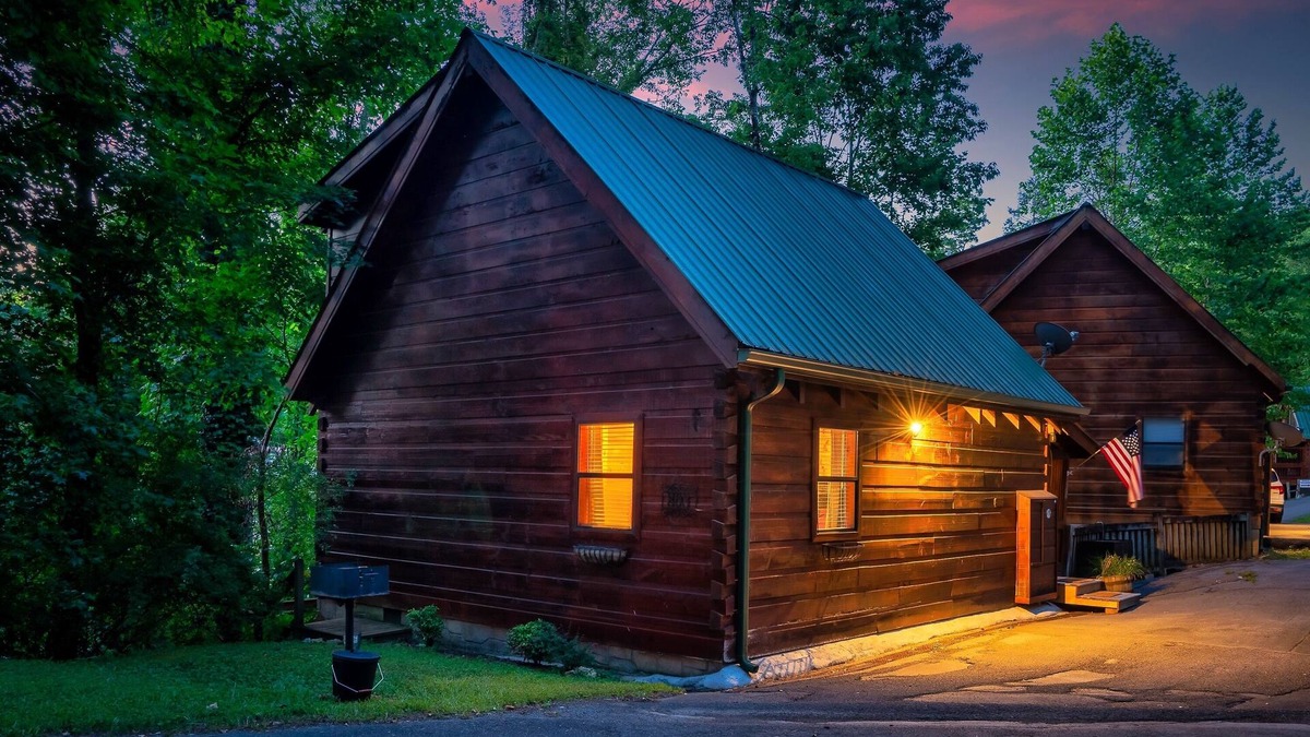 Gatlinburg Cabin | Walk to Parkway - Real Log Cabin - 2 King Beds - New Hot Tub