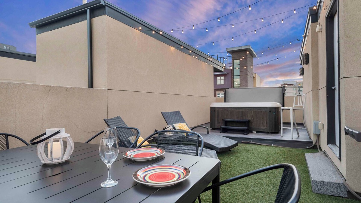 Five Points House | Walk to RiNo’s Best Bars, Restaurants, Coors Field! Rooftop Deck with Hot Tub!