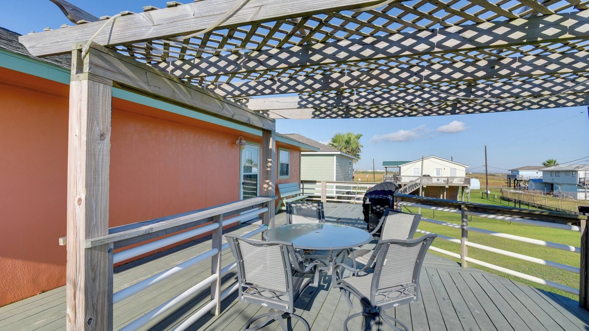 Surfside Beach Cottage | Walk to Shore & Restaurants: Surfside Beach Home!