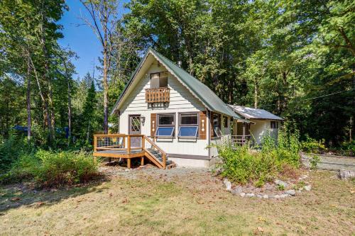 Baring House | Walk to Skykomish River Wooded Escape with Fire Pit