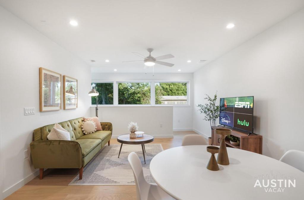 Bouldin House | Walk to Soco Lounge Poolside at Modern Cool Spot