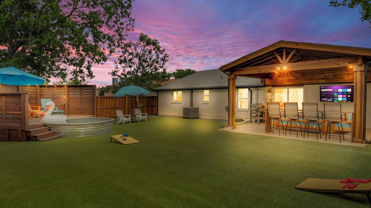 Arlington House | Walk to Stadiums + Outdoor Oasis + Pool
