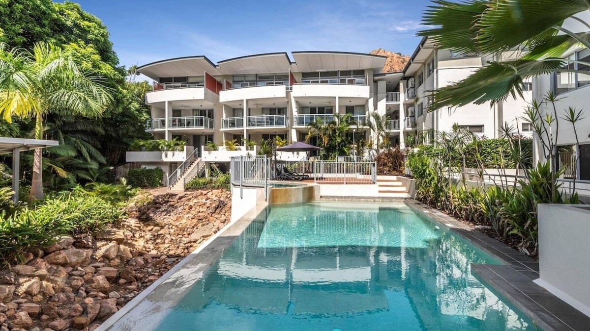 North Ward Apartment | Walk to Strand and Ocean - Luxury Gregory Street Apartment