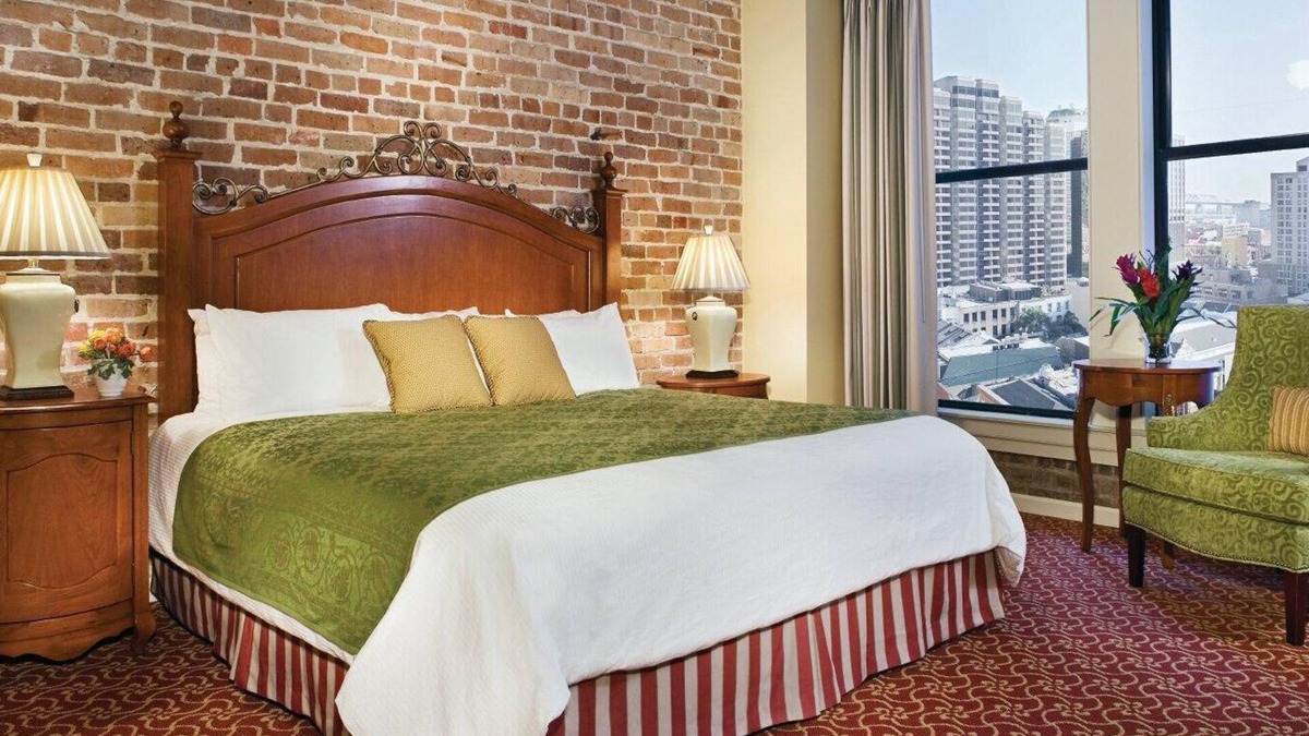 Central Business District Resort | Walk to Superdome! 4-star resort. King Bedroom+ LR Queen pull-out. Full Kitchen.