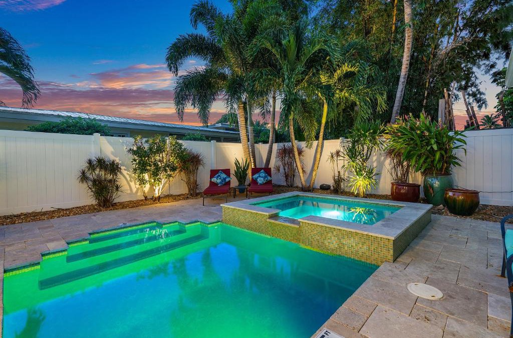 Del-Ida Park Historic District House | Walk to The Ave- Heated Pool, Spa, Golden Tee and Putting Green - mins to Beach