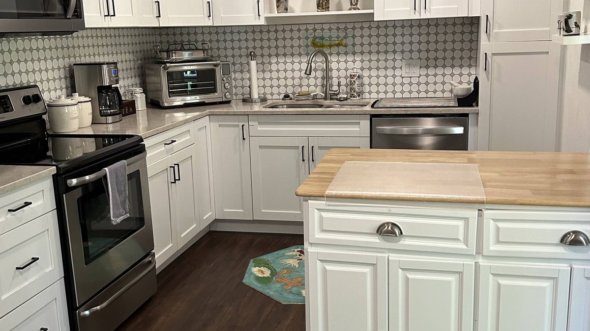 Lake Park Cottage | Walk to the beach! Dogs Welcome!