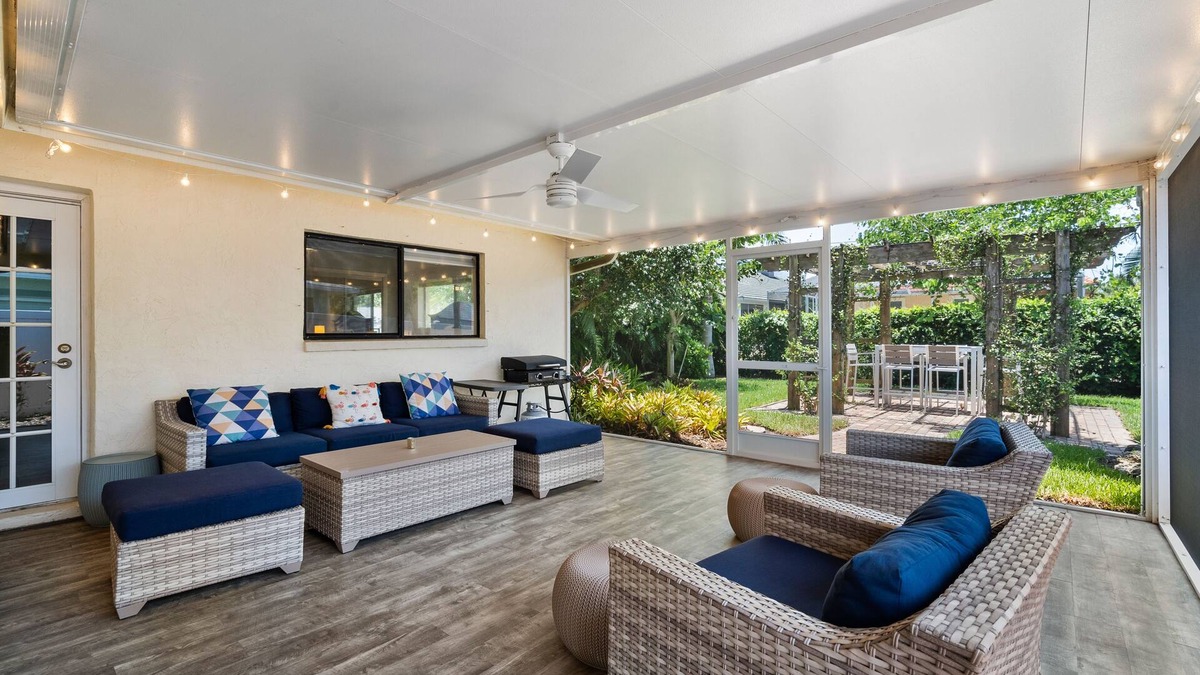 North Naples House | Walk to the beach, restaurants, grocery and more! Enjoy all Naples has to offer