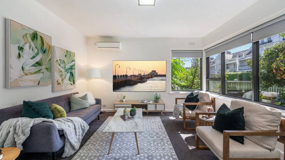 St Kilda Apartment | Walk to the Grand Prix track. Light and bright ground floor 2 bedrm apartment.