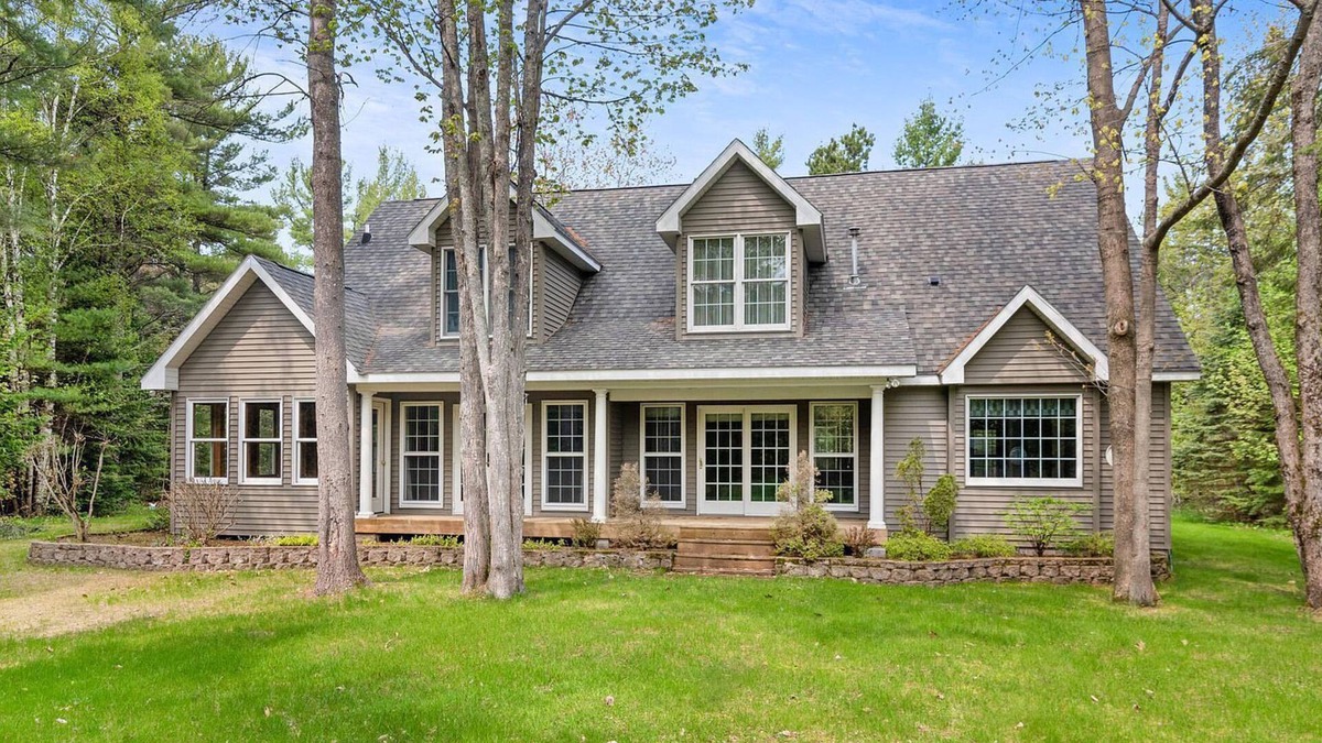Mackinaw City House | Walk To The Lake, Beach, Indoor Waterpark And Downtown