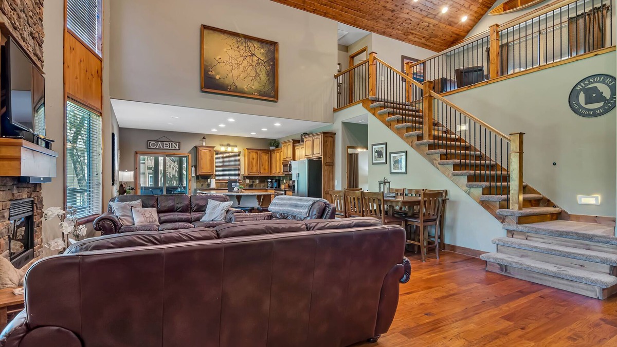 Hollister Cabin | Walk to the Pool! Large Yard! 10 Min to Branson Landing!