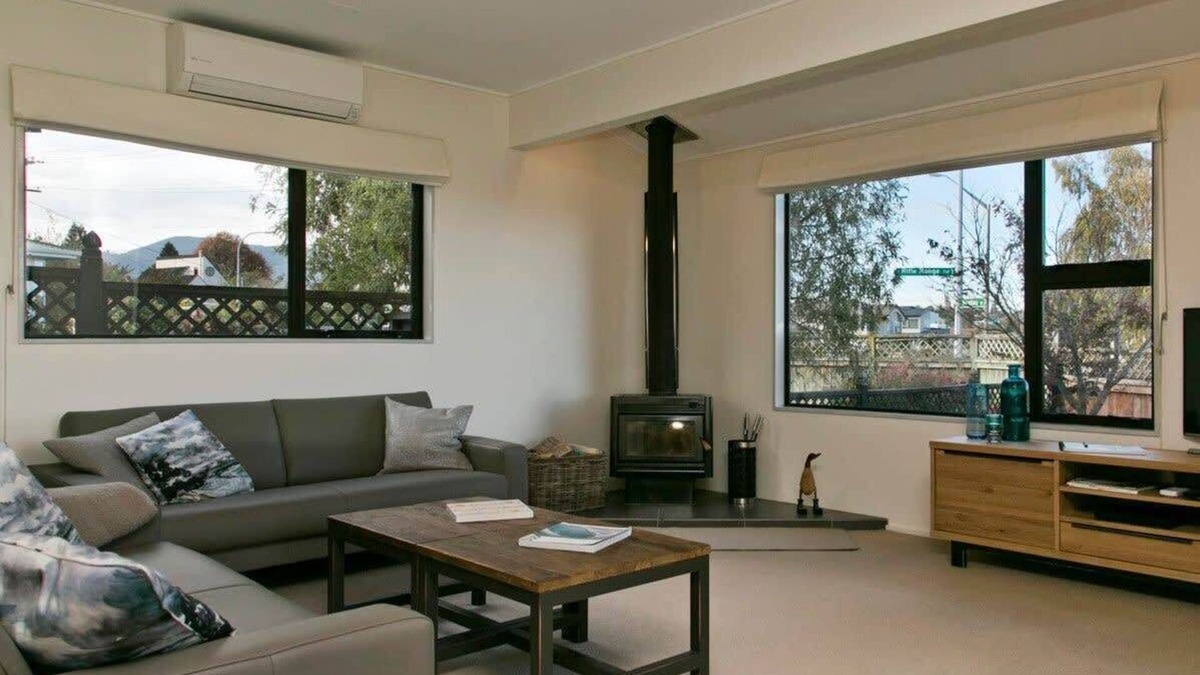 Taupo House | Walk to Town & Lake *No Service Fees*