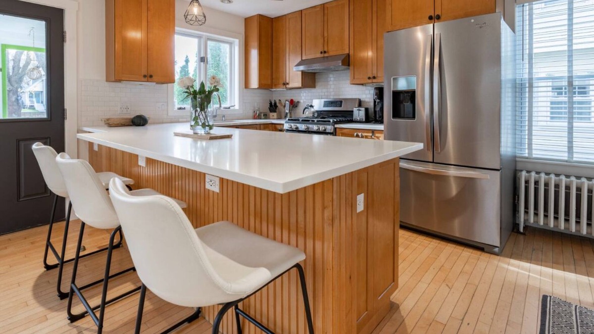 Portsmouth House | Walk to town-Portsmouth- 3 bedrooms-4 beds-1.5 bathSLEEPS 5dog considered
