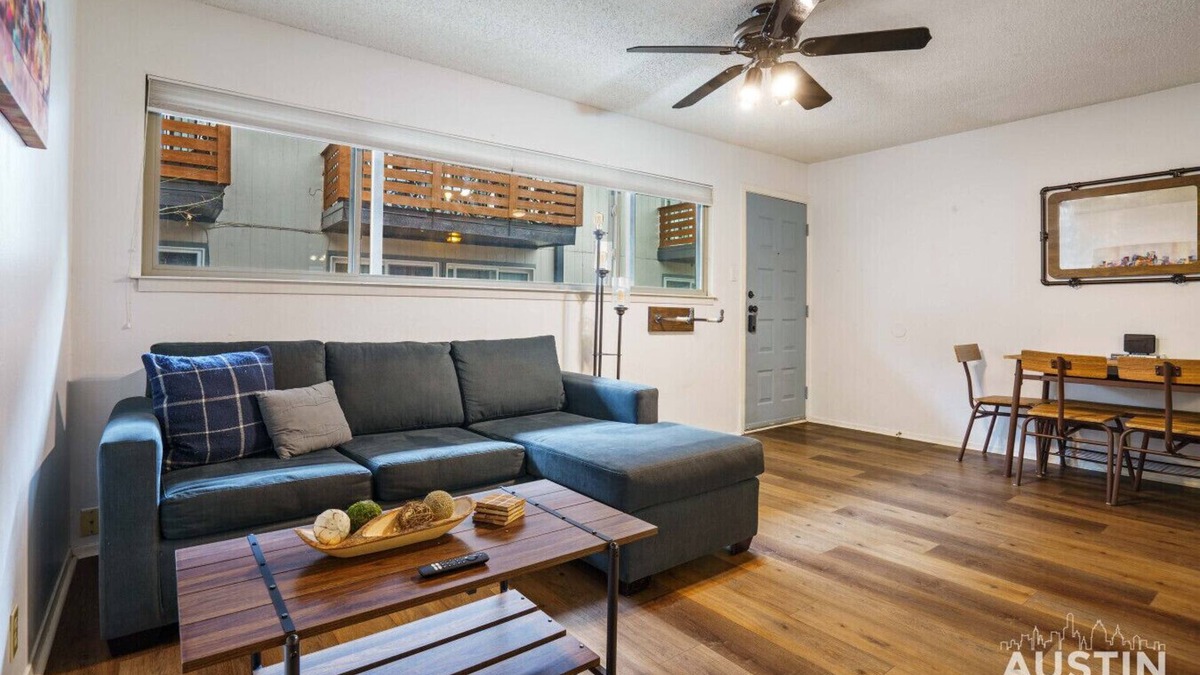 West Campus Apartment | Walk to UT/Cafes/Dining│Free Parking│Cozy Apt Sleeps 4│1BR/1BA