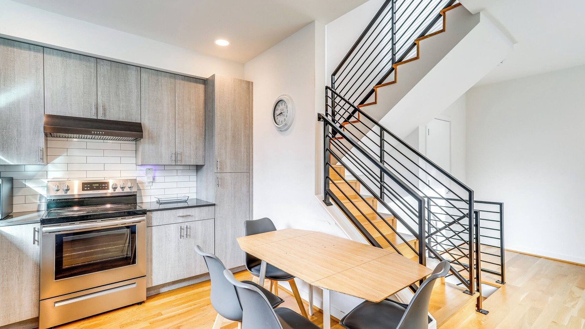 Wallingford House | Walk to UW: Townhome w/Rooftop Patio!