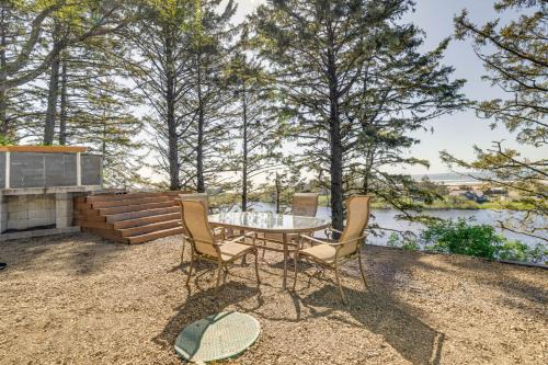 Cloverdale House | Walk to Winema Road Beach Home with Hot Tub!