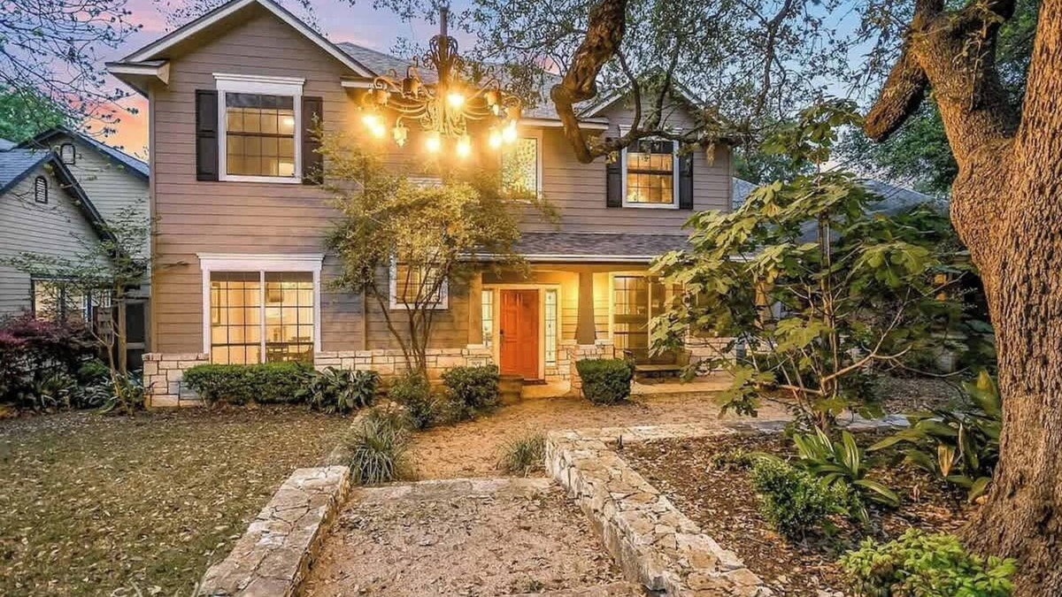Barton Heights House | Walk to Zilker Barton Springs 5BR 3BA Villa Sleeps 14