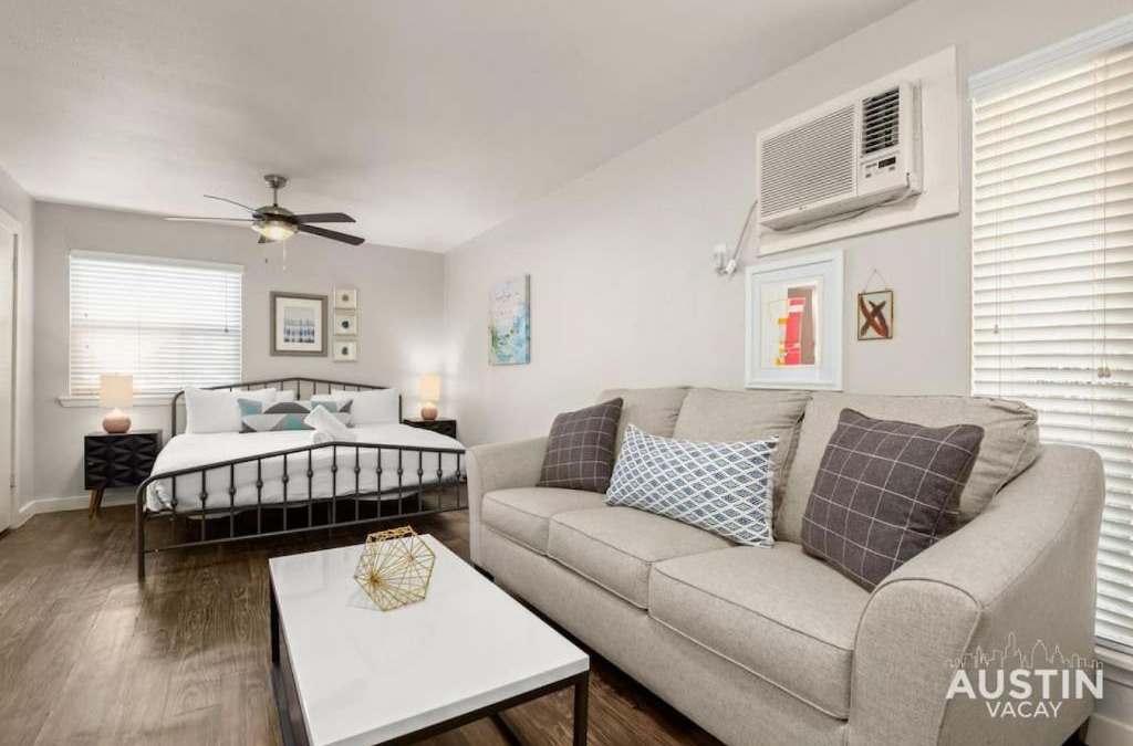 Barton Hills Apartment | Walk To Zilker King Bed Pool Free Parking