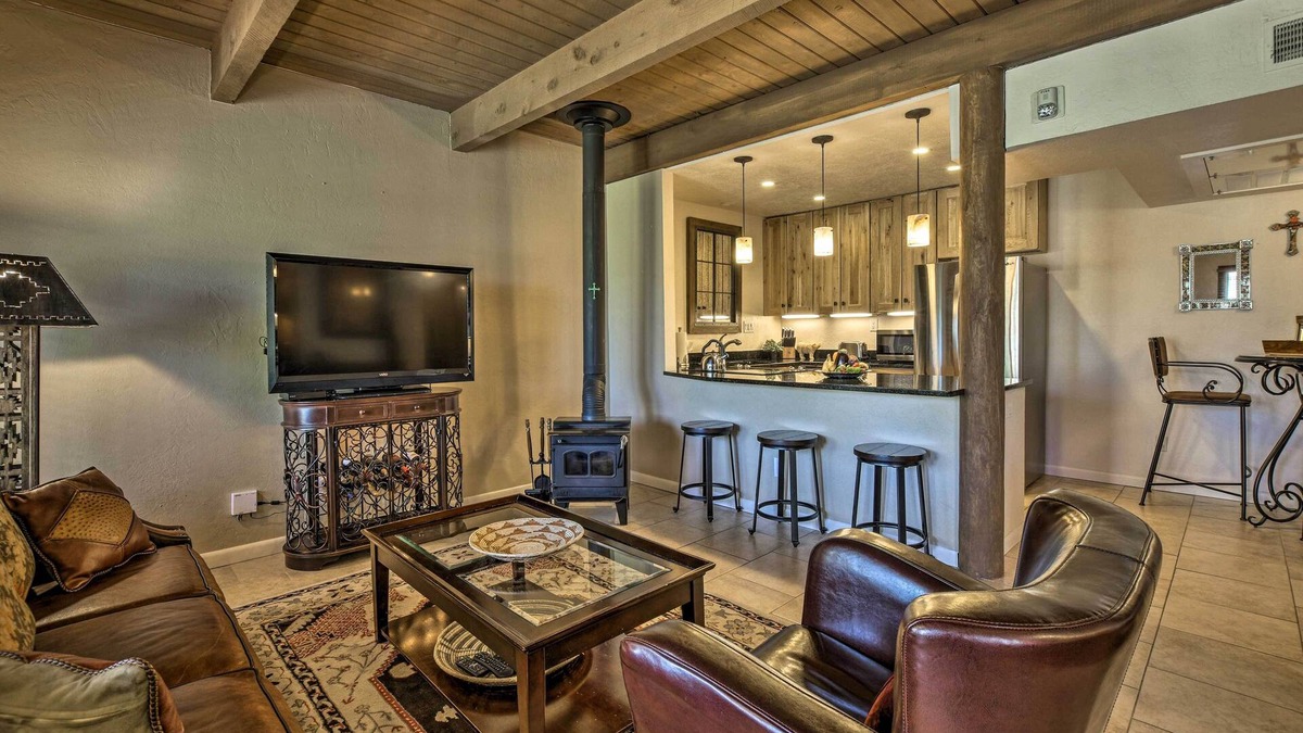 Northeast Santa Fe Condo | Walkable Adobe-Style Abode w/Community Amenities!