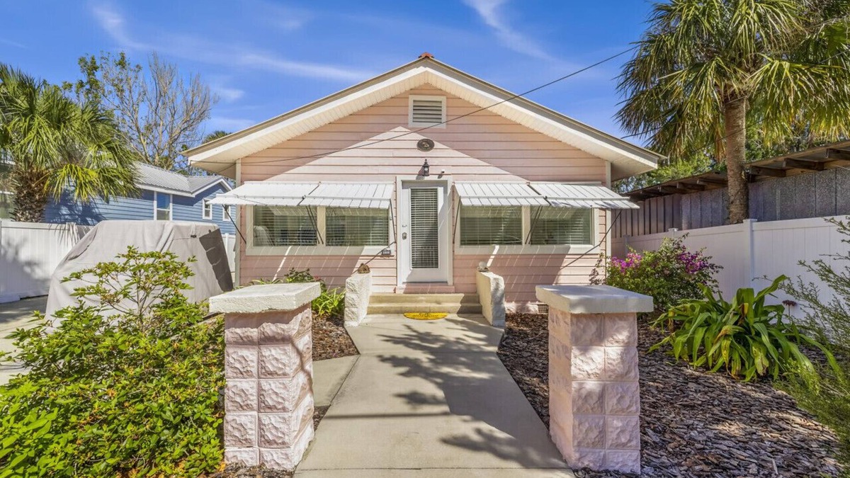 Cedar Key House | Walkable bayside home with private dock and large outdoor living area