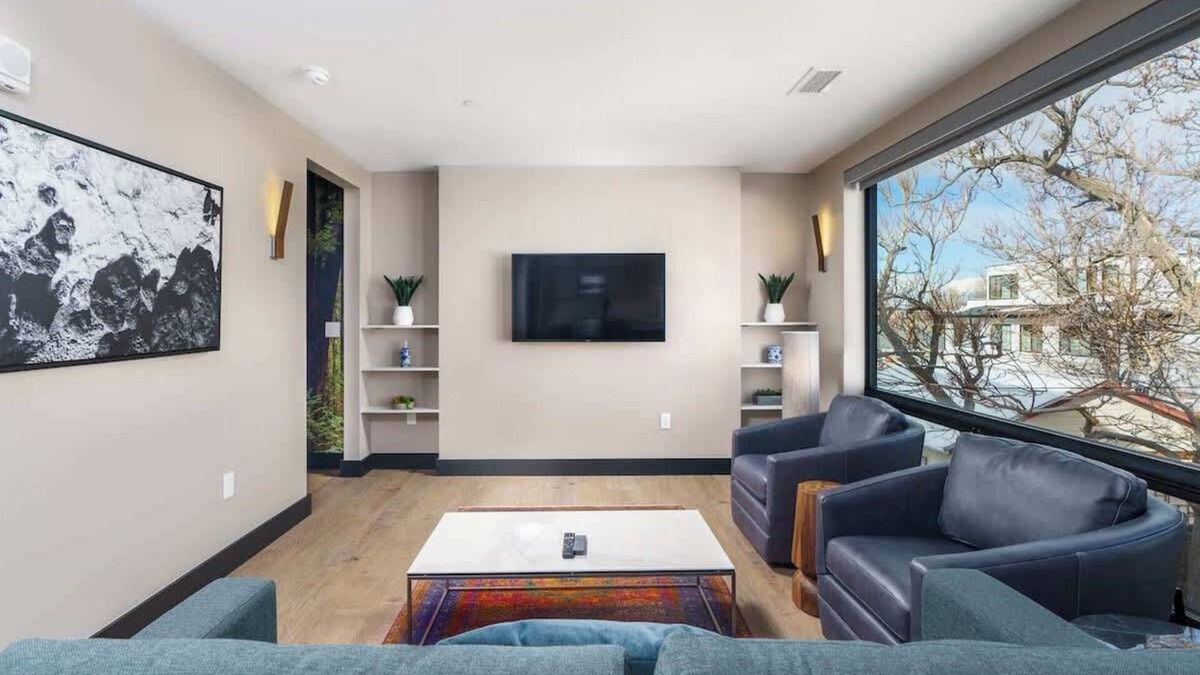 Berkeley Hotel | Walkable Denver Flat + Rooftop Patio on Tennyson St